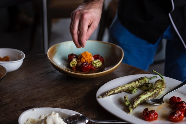 šéfkuchár pripravuje taniere